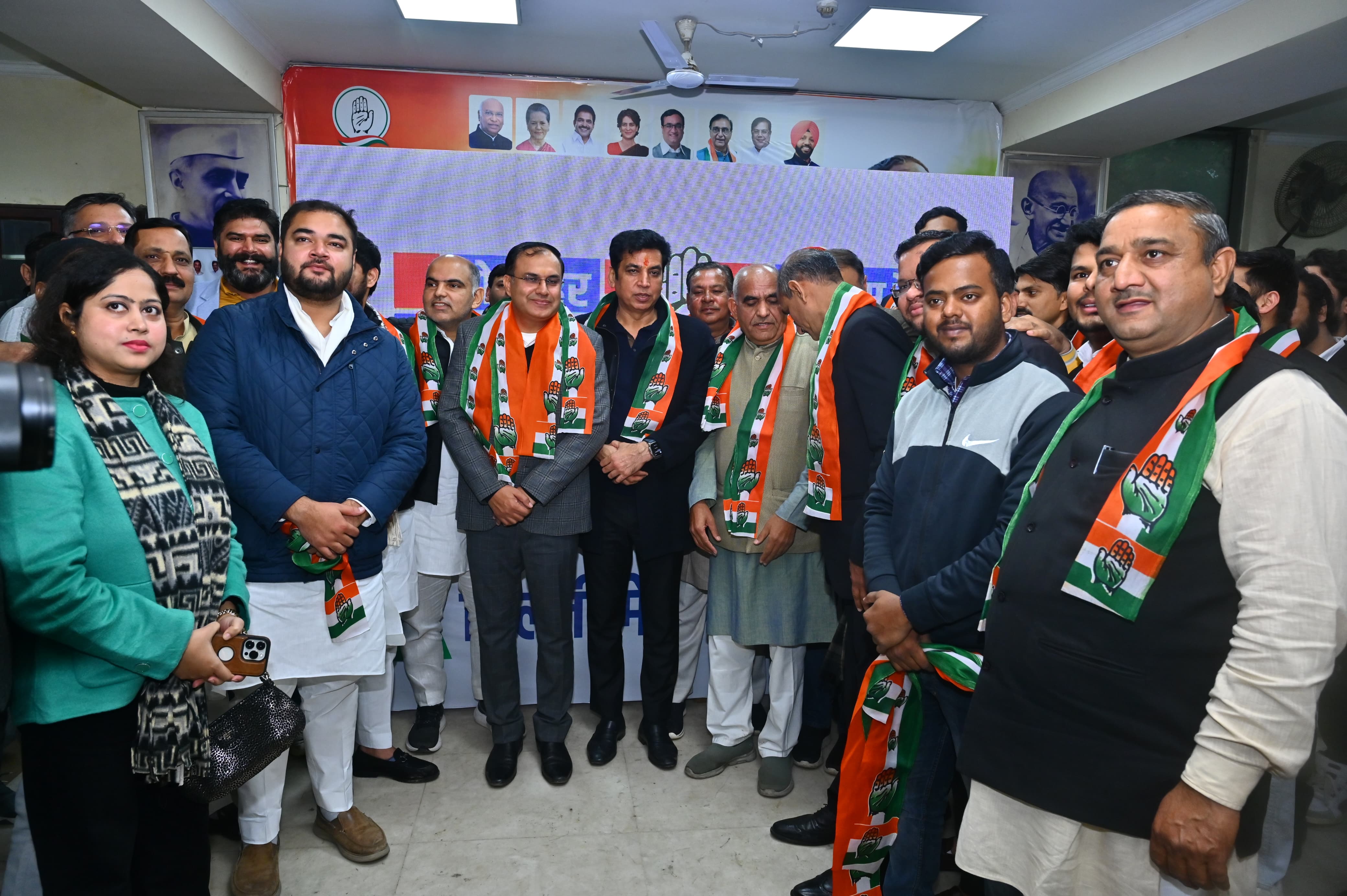 A large number of advocates affiliated to BJP and AAP join Congress ...